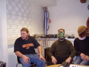 Porth , 2007 © Karneval für Arme mit der Sixpack-Maske. Dies ist nur ein Indiz für die ausgelassene Stimmung im Studio.