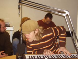 Porth , 2007 © Björn vom "Kalten Kaffee" hat extra für die Radiosendung ein Klavier zum Ausrollen mitgebracht.