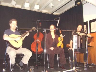 Porth , 2007 &copy; Die Band Dan im Apex. Links Joergen Lang, In der Mitte Franziska Urton und rechts Johannes Meyer.