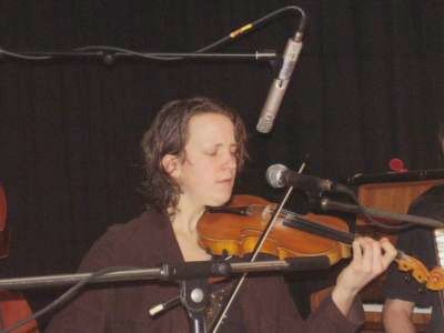 Porth , 2007 &copy; Franziska Urton spielte die irische Geige in der Band und unterst&uuml;tze Joergens Gesang durch markanten Backgroundgesang.