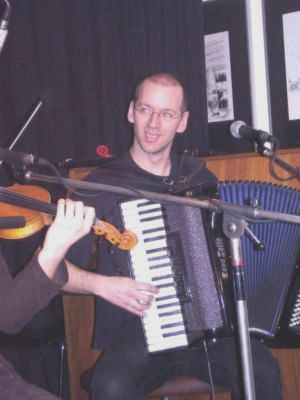 Porth , 2007 &copy; Johannes Meyer gab der irischen Folkmusik von Dan am Kontrabass, am Klavier und am Akkordeeon den richtigen Klang.