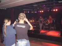 Porth , 2007 &copy; Der H&ouml;rsaaleffekt. Als feltmann spielte, nutzten die Fans den H&ouml;rsaaleffekt (viel freier Raum vor der B&uuml;hne), um eine Panoramaaufnahme von der B&uuml;hne zu machen.