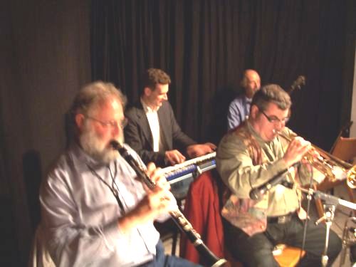 Pressefoto , 2007 &copy; Die Band Hot Four spielte als Ersatz f&uuml;r JazzExpress im Cornpickers H&uuml;hnerstall