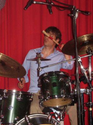 Porth , 2007 © Am Schlagzeug sitzt Andreas Archontidis und gibt der Band ein solides Rhythmusbett.
