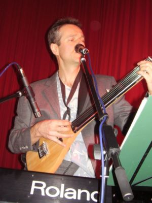 Porth , 2007 © Der Mann der vielen Instrumente Beo Brockhausen. Das Kabel führt übrigens zum Bauchnabel von Beo, weil sonst die Gitarre nicht ordentlich geerdet ist und der Verstärker brummt.
