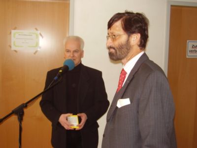 Porth , 2007 &copy; Ansprache von Ulf Engelmayer zur Geschichte und den Zukunftszielen des Stadtradio G&ouml;ttingen. Rechts im Bild steht Dr. Meinhart Krischke Ramaswamy und h&ouml;rt gespannt zu.