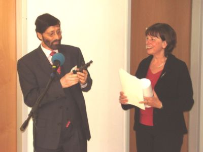 Porth , 2007 &copy; Dr. Meinhart Krischke Ramaswamy bedankt sich f&uuml;r die von der B&uuml;rgermeisterin Lankeit &uuml;berreichten Nachbildung des G&auml;nseliesels. Anschlie&szlig;end dankte er auch den Mitarbeitern f&uuml;r die geleistete Arbeit und er&ouml;ffnet das feine B&uuml;ffet.