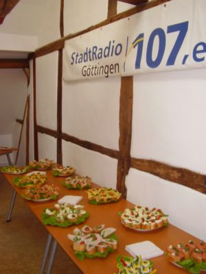 Porth , 2007 &copy; Ein Teil des B&uuml;ffets wurde nat&uuml;rlich unter dem Plakat des Stadtradio G&ouml;ttingen  pr&auml;sentiert.