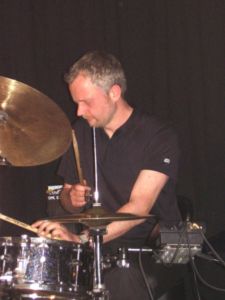 Porth , 2007 &copy; Den Spagat zwischen Drumcomputer und Schlagzeug suchte Albrecht Husen.