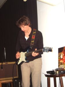 Porth , 2007 © Der Gitarist Lothar Müller bekam es einigermaßen hin, zu zeigen, wann  er seine Riffs gerade elektronisch bearbeitet im Song zum Besten gab und wann er mit der Gitarre direkt seine Riffs beisteuerte.