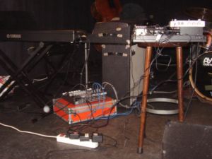 Porth , 2007 © Wer einen solchen Kabelsalat auf die Bühne stellt nimmt sich selbst Bewegungsfreiheit und legt wenig Wert auf eine eindrucksvolle optische Erscheinung. Beim Konzert hört das Auge mit.