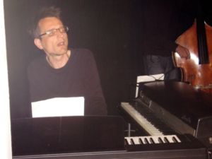 Porth , 2007 &copy; Ritchie Staringer steht bei Coustics f&uuml;r Theatralik am Keyboard.