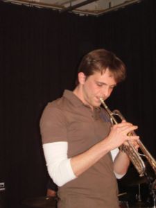 Porth , 2007 © Das Trompetenspiel von Lars Kuklinski ist musikalisch anspruchsvoll. Der Einsatz seine elektronischen Equipments wurde nur wenig inszeniert.