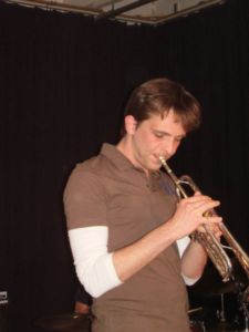 Porth , 2007 &copy; Das Trompetenspiel von Lars Kuklinski ist musikalisch anspruchsvoll. Der Einsatz seine elektronischen Equipments wurde nur wenig inszeniert.