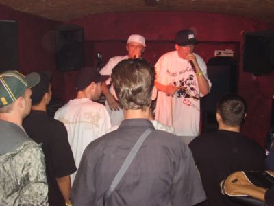 Porth , 2007 &copy; Publikum hatte der Rapper Nariman eher wenig. Dies kann aber auch an der fehlenden Klientel in G&ouml;ttingen liegen - denn &uuml;blicherweise kommen viele Hiphop-Freunde aus dem Dunstkreis benachteiligter Randgruppen der Gesellschaft. Die Texte Narimans haben viel mit Rebellion und Aufbegehren zu tun.