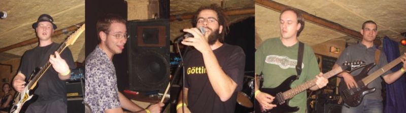 Porth , 2007 &copy; Panoramabild zu Tetrafuck: Links spielt Dave ein fetziges Solo. Daneben ist Holger mit Zunge zu sehen. Konz moderiert gut und singt die Leute in Stimmung. Benni spielt Gitarre singt. Der schnelle Bassist in der Truppe ist Eddie.<br />
