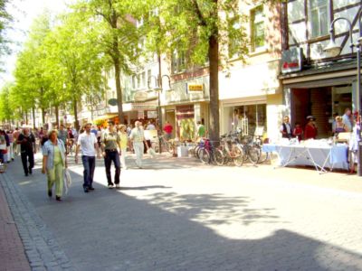 Porth , 2007 &copy; Durch den Flohmarkt in der Groner Stra&szlig;e kamen viele Menschen zum Schauen und pilgerten auch in die Gesch&auml;fte. Gleichzeitig hatten die allermeisten Gesch&auml;fte in der Stra&szlig;e ge&ouml;ffnet, vielleicht ist dies gemeinsame Auftreten der H&auml;ndler auf die Werbe-Stra&szlig;engemeinschaft Groner Stra&szlig;e zur&uuml;ckzuf&uuml;hren.
