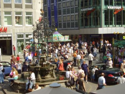 Porth , 2007 &copy; Das G&auml;nseliesel ist der zentrale Punkt in G&ouml;ttingen. Der Trubel ist tendenziell immer sehr stark. Aber auf der gesamten Weender Stra&szlig;e waren die Menschen &auml;hnlich dichtgedr&auml;ngt.