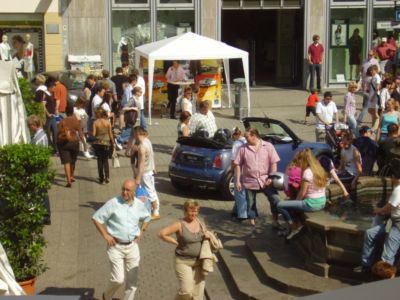 Porth , 2007 &copy; Ein Autoh&auml;ndler nutzte den Marktplatz zur Pr&auml;sentation seiner Autos und Cabrios.Am Rande h&ouml;rte ich folgenden Ausspruch einer Mutter zu ihrem technikbegeisterten Kind: "Du kannst jetzt nicht in jedes Auto hineinklettern." Ob alle Menschen den Verkaufsoffenen Sonntag eher zum Familienausflug genutzt haben?