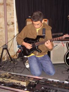 Porth , 2007 &copy; Zur E-Gitarre geh&ouml;ren nicht nur die Saiten sondern auch der Verzerrer und die restliche Technik. Damit hat sich Gerardo Cotto-Castaneda viel besch&auml;ftigt.