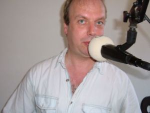 Porth , 2007 © Das gehetzte Wesen namens Journalist ist manchmal hinter Mikrofonen zu finden. (Selbstportrait Dr. Dieter Porth)