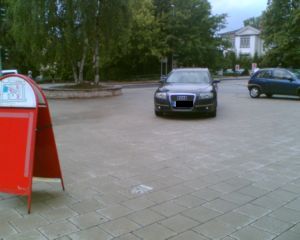 Pressefoto , 2007 &copy; Parken auf einem gepflasterten Platz. (Hainholzplatz)
