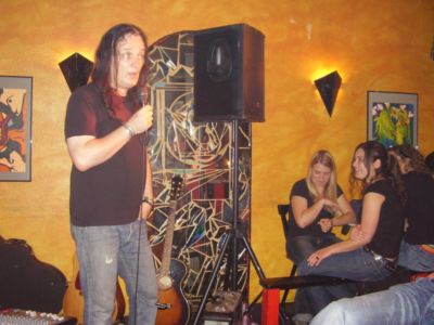 Porth , 2007 © Die auffälligen Fans saßen direkt an der Bühne; aber auch an der Theke fanden sich Fans, die Vickis Lieder mitsingen konnten.
