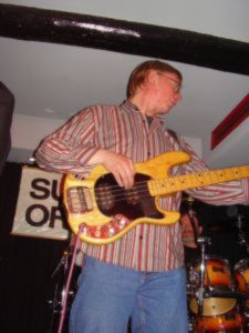 Porth , 2007 &copy; Joachim gibt der Band zusammen mit Thomas das notwendige Rhythmusbett, ohne dass gute Musik nicht auskommt.