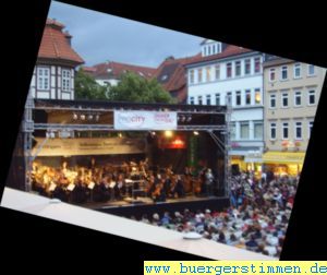 Porth , 2007 &copy; Selbst neben der B&uuml;hne fanden sich einige Zaung&auml;ste, die dem Konzert des G&ouml;ttinger Symphonieorchesters lauschten. Das Konzert war auch als Hauptakt f&uuml;r die Nacht der Kultur angek&uuml;ndigt.
