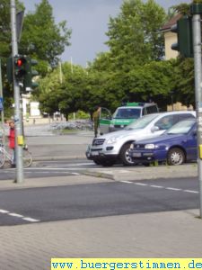 Porth , 2007 &copy; Am neuen Rathaus und am Geismartor standen am fr&uuml;hen Abend Polizeifahrzeuge. Die Menschen, die hinter mir in die Stadt gingen, vermuteten laut, dass die Polizei wegen der erh&ouml;hten Terrorgefahr anwesend waren. Die Brandreden f&uuml;hrender Politiker gegen die Freiheit in der freiheitlichen Demokratie zeigen augenscheinlich Wirkung.Die ist die kleine Geschichte am Rande, die in der &Uuml;berschrift erw&auml;hnt wird. - Auf Nachfrage sagten die Polizisten das sie wegen einem Burschenschaftstreffen und einer Gegendemonstration in der Stadt w&auml;ren.