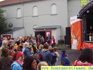 Porth , 2007 &copy; Publikum vor der B&uuml;hne auf dem Wochenmarkt am fr&uuml;hen Abend.