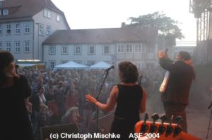 Pressefoto /Christoph Mischke , 2004 &copy; Begeistertes Publikum vor der B&uuml;hne