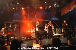 Pressefoto /Christoph Mischke , 2004 &copy; Mitrei&szlig;ende Programme beim Altstadtfest 2004