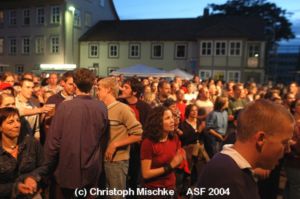 Pressefoto /Christoph Mischke , 2004 &copy; Immer fr&ouml;hliches Publikum