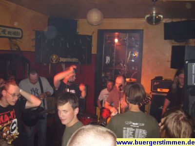 Pressefoto: Porth , 2007 &copy; Zigaretten, Bier und richtige harten Rock, merh braucht man nicht f&uuml;r einen guten Partyabend - finde ich. Jaja, politisch korrekt muss man nat&uuml;rlich sagen, dass das Bier nur in Ma&szlig;en genossen werden darf und dass Rauchen t&ouml;dlich ist. Moralapostel und Sauert&ouml;pfe haben es schon immer verstanden, einem die sch&ouml;nste Laune zu verdeerben.