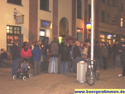Pressefoto: Porth , 2007 &copy; Kaum kommt man um die Ecke, da sieht man schon Menschentrauben vor dem Exil. Wollen die alle da rein????? *Panik*