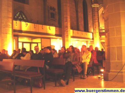 Pressefoto: Porth , 2007 &copy; Die Musik lud zum Besinnen und ankuscheln ein. In der Kirche waren gut &uuml;ber hundert G&auml;ste anwesend und lauschten gebandt den Kl&auml;ngen.