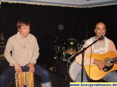 Pressefoto: Porth , 2007 &copy; Der Cajonspieler Daniel Adler hatte fr&uuml;her bei Sugareen das Schlagzeug gespielt Er brachte viel Engagement und seine Freude &uuml;bertrug sich zum Teil auch das Publikum. Den Spieler an der Gitarre kannte ich nicht und die Schrift bei meinen Aufzeichnungen war ziemlich unlesbar. *selbst&auml;rgern*