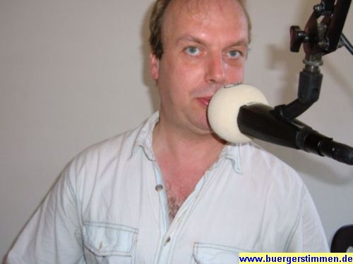 Pressefoto: Porth , 2007 &copy; Der Herausgeber von den www.buergerstimmen.de ist auch als ehrenamtlicher Moderator beim Stadtradio G&ouml;ttingen (107,1 MHz; 95,35MHz-Kabel) aktiv. In einem Experiment wird demn&auml;chst ausprobiert, die kurze Radionachrichten und die informationsreiche Internet-Zeitung miteinander verkn&uuml;pfen.