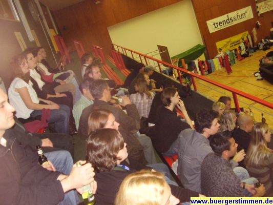 Pressefoto: Porth , 2007 &copy; G&auml;ste der Sportlerparty nutzen die Gelegenheit dem Spiel beizuwohnen. Dia ich zu fr&uuml;h zur Patrty kam, war die Trib&uuml;ne noch halb leer.