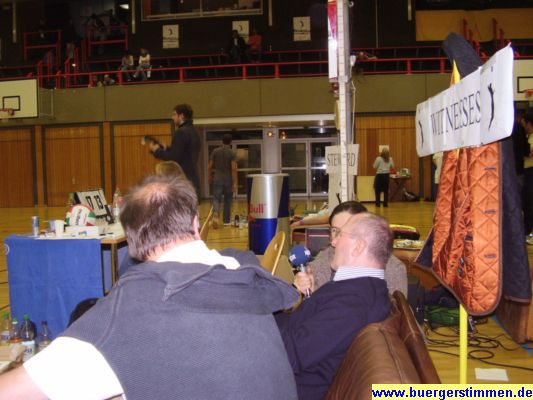 Pressefoto: Porth , 2007 &copy; Gegen 19:00 war kurz eine Reporterin vom NDR da. Sie holte verschiedene O-T&ouml;ne ein. Hier befragt sie gerade die Zeugen nach ihrem Eindruck.