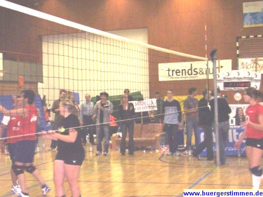Pressefoto: Porth , 2007 &copy; Die letzten Spielminuten vor Erreichen der sechzig Stunden. Die aufschlagenden werden mit klatschen angefeuert.