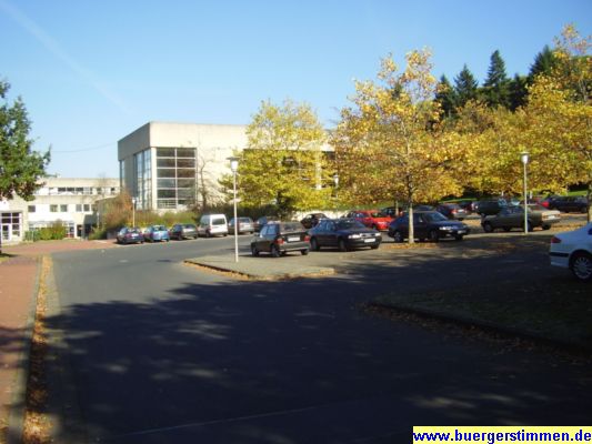 Pressefoto: Porth , 2007 &copy; Die Studenten haben sich ein wirklich herrliches Herbstwochenende f&uuml;r ihren Weltrekordversuch ausgesucht. Hier sieht man den R&uuml;ckseite des Sportzentrum der Universit&auml;t.