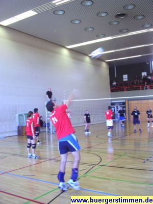Pressefoto: Porth , 2007 &copy; Powervoller Anschlag - auch nach 51 Stunden Volleyballspiel. (Die meisten Spieler hatten zu diesem Zeitpunkt im Schnitt schon &uuml;ber vierundzwanzig Stunden lang volleyball gespielt. Die Spiele waren auch nach einundf&uuml;nfzig Stunden &uuml;ber dem Niveau eines Freizeitspiels.