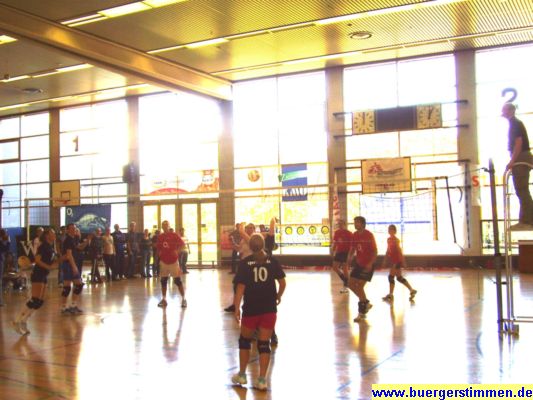 Pressefoto: Porth , 2007 &copy; Auch nach knapp einundf&uuml;nfzig Stunden gab es immer wieder spannende Ballwechsel zu sehen. Es wurde um jeden Punkt gek&auml;mpft. Die gro&szlig;e Fensterfront st&ouml;rt &uuml;brigens nie, weil die Fenster auf der Nordseite des Geb&auml;udes sind.