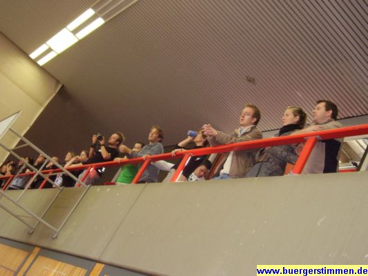 Pressefoto: Porth , 2007 &copy; Viele mussten Ihren Kater von der vergangenen Nacht noch ausschlafen. Aber einige Zaung&auml;ste kamen trotzdem, um das Einstellen des alten Weltrekords zu sehen.