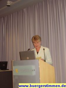 Pressefoto: Porth , 2007 &copy; Frau Jeksties erl&auml;uterte als Koordinatorin des Arbeitgeberservices die Aufgaben und Zielvorstelleungen der Arbeitsvermittlung.
