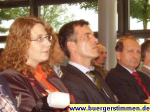 Pressefoto: Porth , 2007 &copy; Frau Kleine (WRG), Herr Prof. Dr. Reinnemann (PFH) und Landrat Reinhard Scheermann lauschen den Ausf&uuml;hrungen von Faru Jeksties.