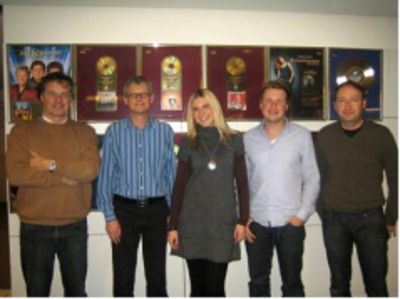 Pressefoto: Pressefoto , 2008 &copy; v.l.n.r.: Ralph Lobenstein- Senior Director Pop Adult Domestic/ , J&ouml;rg Hellwig- Senior Vice President Ariola/, Anja Jools/ Gunnar Graewert (Produzent/Komponist)/, Max G&ouml;bl- Leitung Legal & Business Affairs