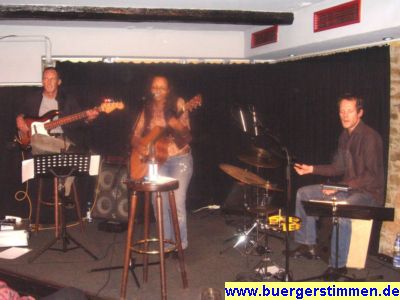 Pressefoto: Porth , 2008 &copy; Im zweiten Set sieht man die Musiker auf der B&uuml;hne und den kleinen Barhocker ohne tischdeckchen im Vordergrund.
